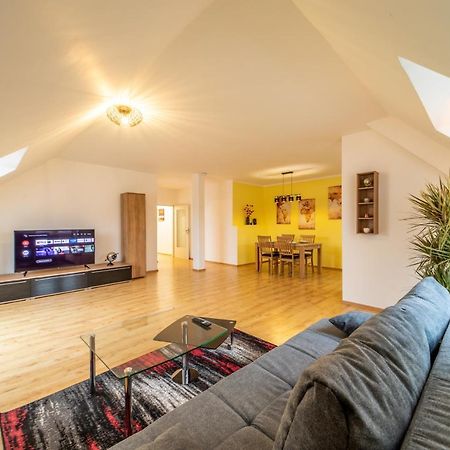 Moderne Dachgeschosswohnung - Parkplatz - Netflix Coburg Esterno foto