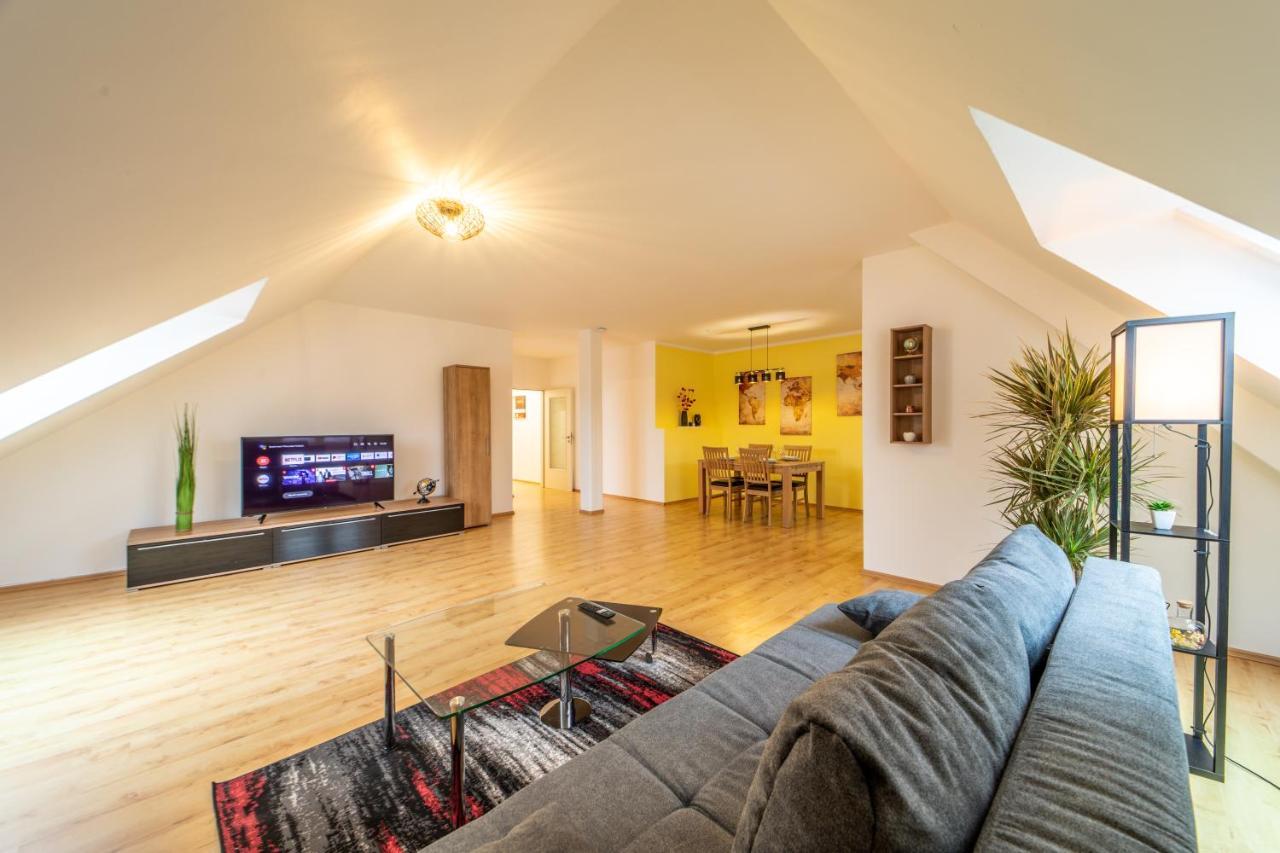 Moderne Dachgeschosswohnung - Parkplatz - Netflix Coburg Esterno foto