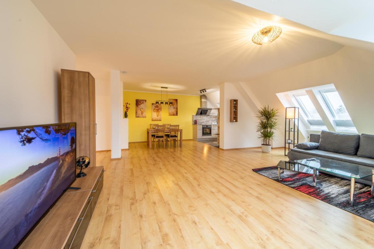 Moderne Dachgeschosswohnung - Parkplatz - Netflix Coburg Esterno foto