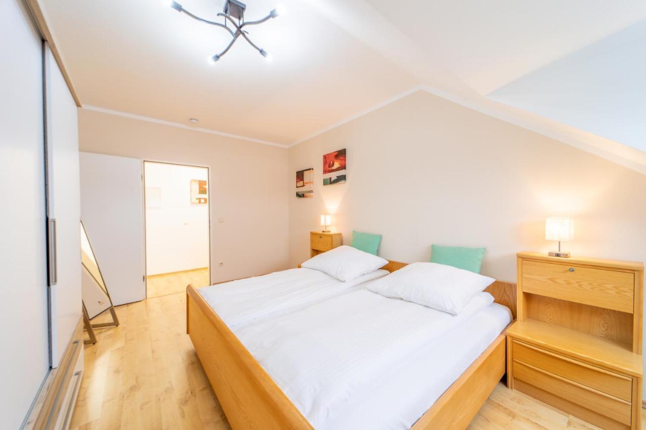 Moderne Dachgeschosswohnung - Parkplatz - Netflix Coburg Esterno foto
