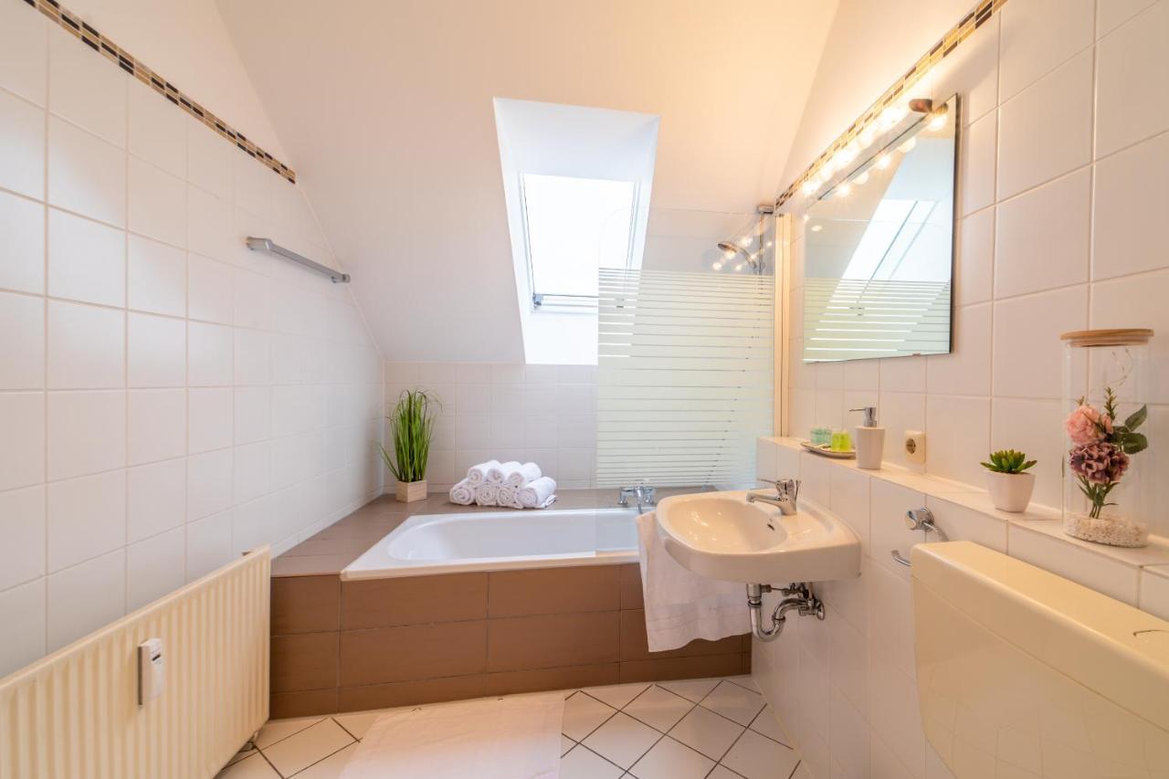 Moderne Dachgeschosswohnung - Parkplatz - Netflix Coburg Esterno foto